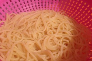 Spaghete cu ceapa verde si ciuperci