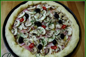 Pizza prosciutto e funghi cu bordura de branza