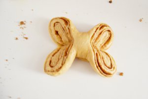 Fluturasi dulci din aluat cu caramel (de post)