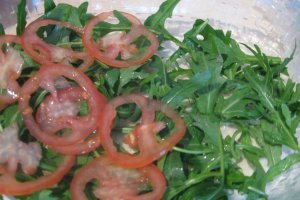 Salata de legume cu rucola si piept de pui