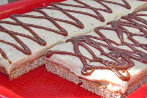 Prajitura cu nuca si arahide si crema cu piure de castane