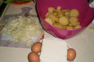 Cartofi fierti cu branza si oua la tigaie