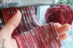Tagliatelle cu leurdă și sfeclă roșie