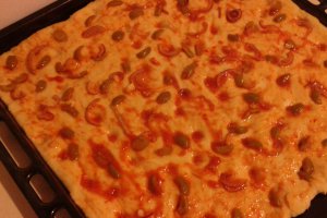Focaccia cu ceapa si masline verzi