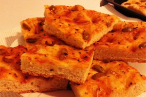 Focaccia cu ceapa si masline verzi