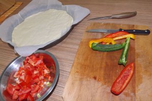 Pizza cu legume si branza pecorino