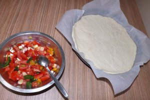 Pizza cu legume si branza pecorino
