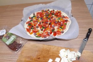 Pizza cu legume si branza pecorino