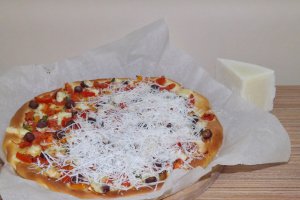 Pizza cu legume si branza pecorino