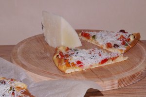 Pizza cu legume si branza pecorino