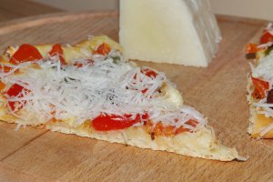 Pizza cu legume si branza pecorino