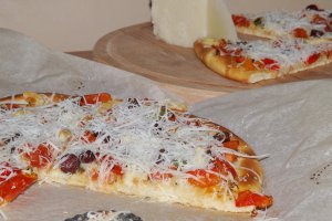 Pizza cu legume si branza pecorino