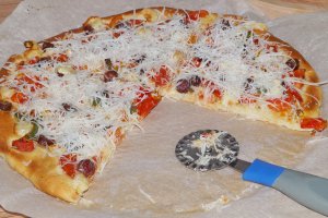 Pizza cu legume si branza pecorino