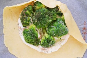 Tartă rustică cu brânză de vaci și broccoli