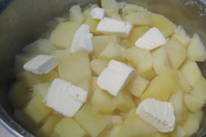 Musaca din piure de cartofi cu carne tocata si leurda