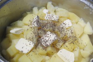 Musaca din piure de cartofi cu carne tocata si leurda