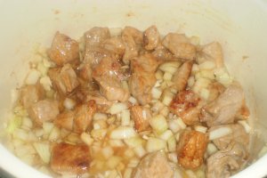 Gulas cu carne de porc, vin si legume