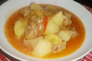 Gulas cu carne de porc, vin si legume