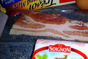 Aperitiv cu bacon si branza de capra
