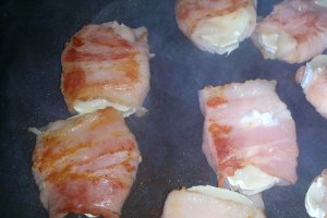 Aperitiv cu bacon si branza de capra