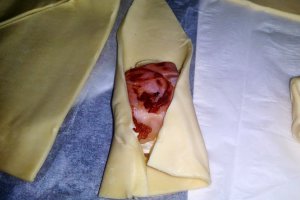 Aperitiv cu bacon si branza de capra