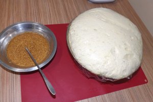 Cozonac cu caramel, nuci si arahide prajite