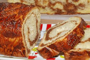 Cozonac cu caramel, nuci si arahide prajite