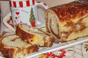 Cozonac cu caramel, nuci si arahide prajite