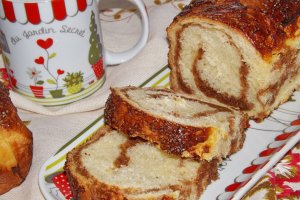 Cozonac cu caramel, nuci si arahide prajite