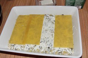 Lasagna cu praz, salata verde si cartofi dulci