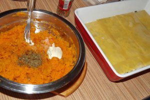 Lasagna cu praz, salata verde si cartofi dulci