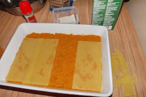Lasagna cu praz, salata verde si cartofi dulci