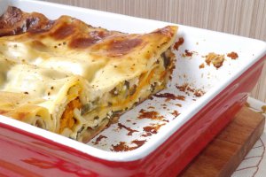Lasagna cu praz, salata verde si cartofi dulci