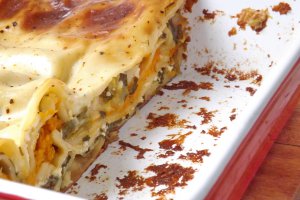 Lasagna cu praz, salata verde si cartofi dulci