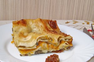 Lasagna cu praz, salata verde si cartofi dulci