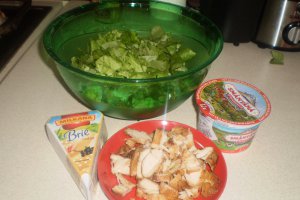 Salata cu branza Brie si piept de pui