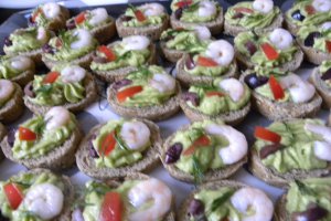 Sandwich cu avocado si creveti marinati