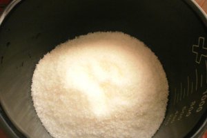 Tort cu crema de vanilie si dulceata de coacaze