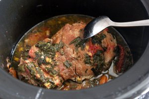 Pulpa de porc in sos de ceapa verde si leurda la slow cooker Crock-Pot