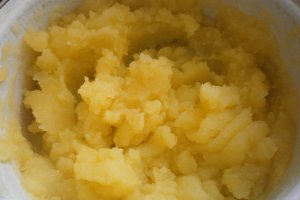 Pulpe de pui la cuptor cu piure de cartofi si sos dulce