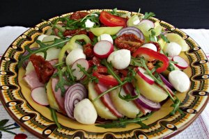 Salata asortata, cu rucola si rosii deshidratate
