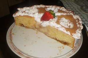 Tort cu mere si dulceata  caise