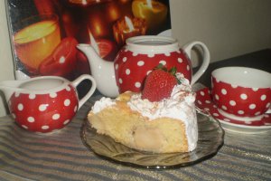 Tort cu mere si dulceata  caise