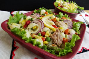 Salata de legume mexicane cu paste, leurda si ton