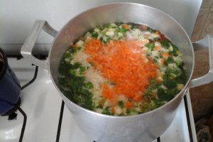 Borș cu perișoare din pulpă de pasăre