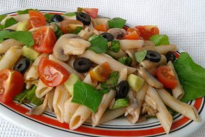 Salata cu paste, rosii si ciuperci