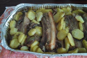 Costițe de porc si cartofi la cuptor