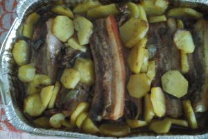 Costițe de porc si cartofi la cuptor
