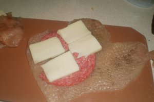 Piept de pui umplut la cuptor pe pat de cartofi
