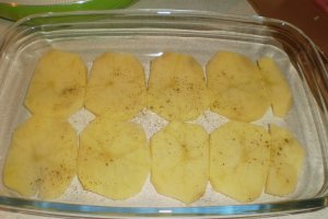 Piept de pui umplut la cuptor pe pat de cartofi